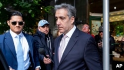 Michael Cohen sale de su edificio de apartamentos de camino al tribunal penal de Manhattan, el lunes 13 de mayo de 2024, en Nueva York. 