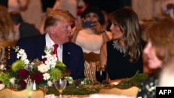 Дональд і Меланія Трамп на різдвяній вечері у маєтку Мар-а-Лаго у Флориді, 24 грудня 2019
