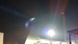 На этом снимке, опубликованном Службой Украины по чрезвычайным ситуациям, прожектор освещает повреждение, насенное ударом российского беспилотника крыше саркофага, который накрывает реактор №4 Чернобыльской АЭС. 14 февраля 2025 г. 