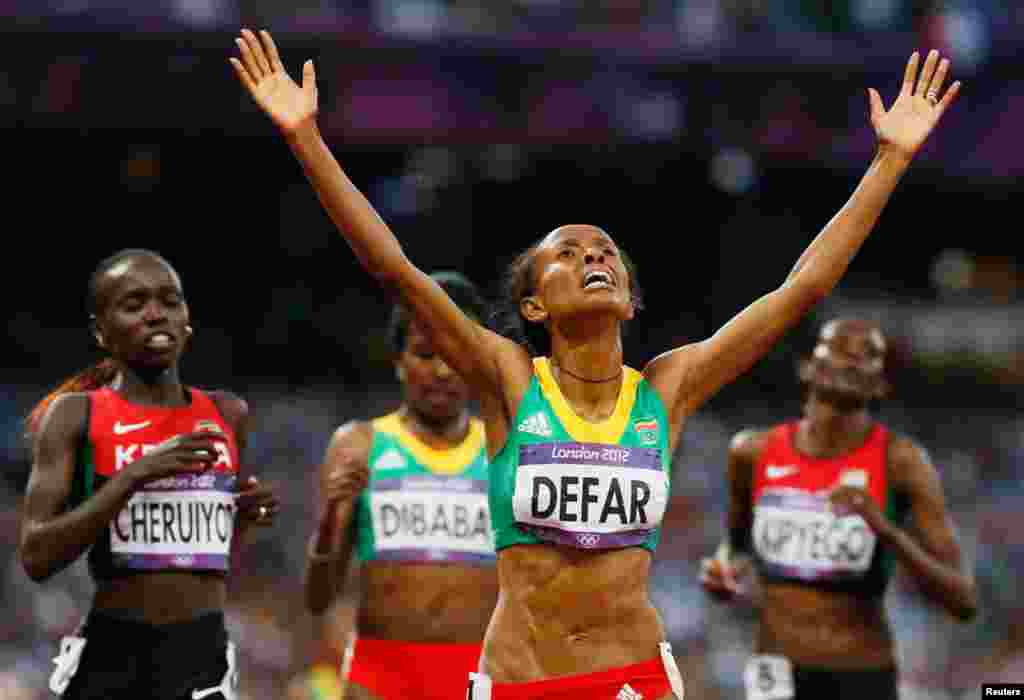 Meseret Defar của Ethiopia đầy xúc động khi thắng vòng chung kết chạy 5.000 mét nữ. REUTERS/Lucy Nicholson