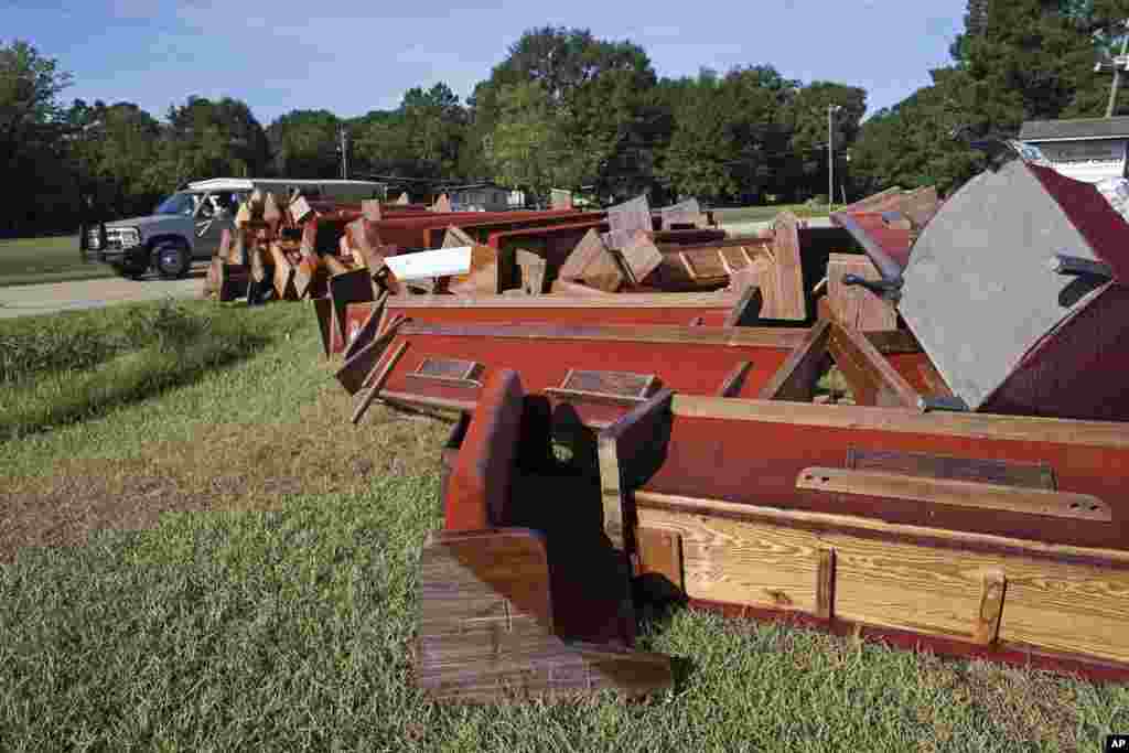 Bangku-bangku Gereja Christian Fellowship yang rusak karena banjir tergeletak di pinggir jalan di Walker, Louisiana (21/8). (AP/Max Becherer)