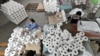 Para pekerja terlihat di lini produksi di sebuah pabrik tekstil kapas di Korla, Daerah Otonomi Uighur Xinjiang, China, 1 April 2021. (Foto: cnsphoto via REUTERS)
