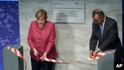 Dirjen WHO Tedros Adhanom Ghebreyesus, kanan, dan Kanselir Jerman Angela Merkel memotong pita upacara pada peresmian "Pusat untuk Intelijen Pandemi dan Epidemi' di Berlin, Jerman, 1 September 2021. (Foto: AP)