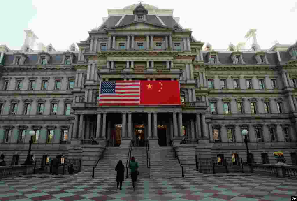 1997年10月28日,美国和中国国旗悬挂在华盛顿的老行政大楼上,迎接中国主席江泽民的到来。