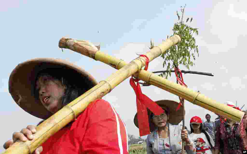 Prosesi Jumat Agung di Klaten, Jawa Tengah (29/3). (AP/A.K. Hendratmo)