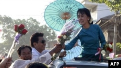 Lãnh tụ dân chủ Miến Ðiện Aung San Suu Kyi nhận hoa từ người ủng hộ tại thị trấn Thone-Gwa, ngày 26 tháng 2, 2012