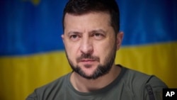 ARHIVA - Ukrajinski predsednik Volodimir Zelenski na sastanku sa vojnim zvaničnicima, 8. jula 2022. 