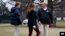 Predsjednik Trump, prva dama Melania i njihov sin Barron na travnjaku Bijele kuće pred polazak za Alabamu (Foto: AP/Evan Vucci)