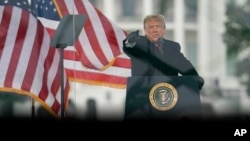 El entonces presidente Donald Trump toma la palabra en la manifestación poco antes del ataque al Capitolio el 6 de enero.