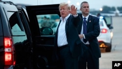 Predsednik Donald Tramp maše novinarima u Vazduhoplovnoj bazi Endrjuz u Merilendu, po povratku iz Singapura (Foto: AP/Evan Vucci)