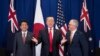 美国总统川普（中）与日本首相安倍晋三和澳大利亚总理特恩布尔在东盟峰会间隙举行三方会谈。（2017年11月13日）