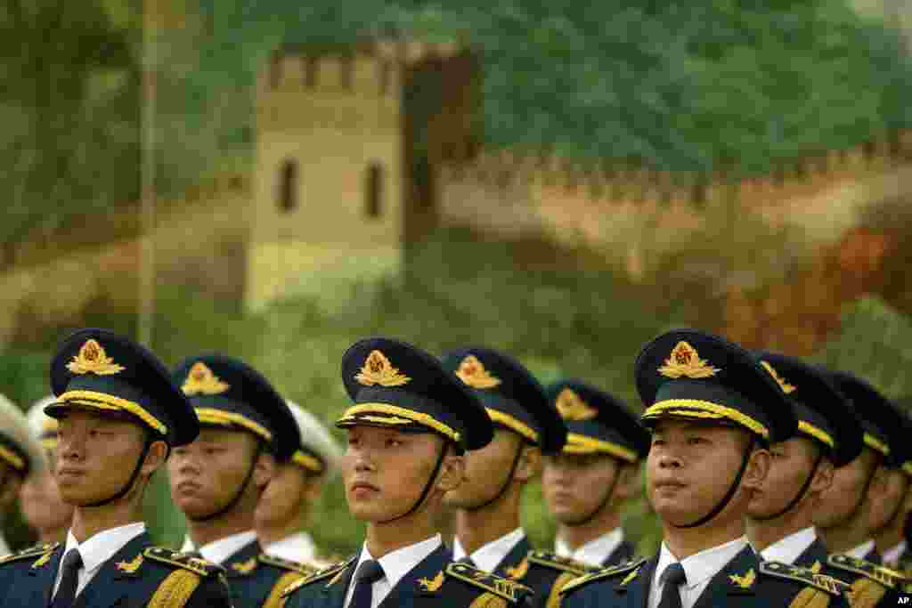 Pasukan kehormatan China menyambut kedatangan pemimpin Myanmar Aung San Suu Kyi dalam upacara di Beijing.