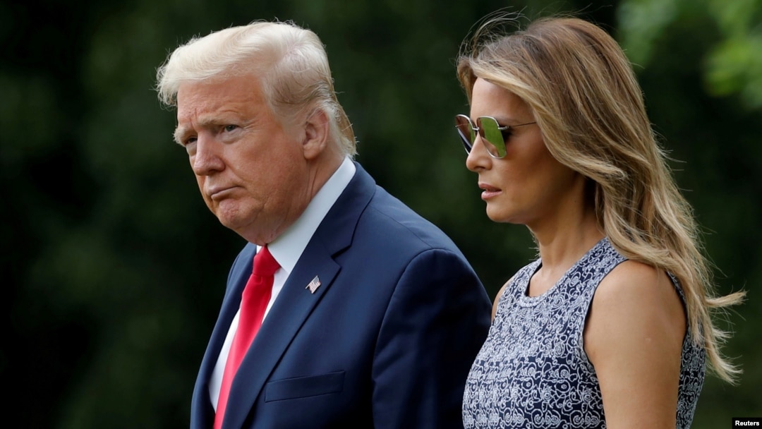 ARHIVA - Predsednik Tramp i prva dama Melanija u Beloj kući pred put za Floridu, 27. maja 2020. (Foto: Reuters/Carlos Barria)
