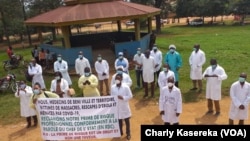 Wauguzi wa afya huko DRC 2020 walipoandamana kudai mishahara (VOA/Charly Kasereka)