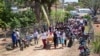 Hombres cargan el ataud con los restos de uno de los mineros que murieron tras un derrumbe en una mina ilegal de oro en el sur de Venezuela. 