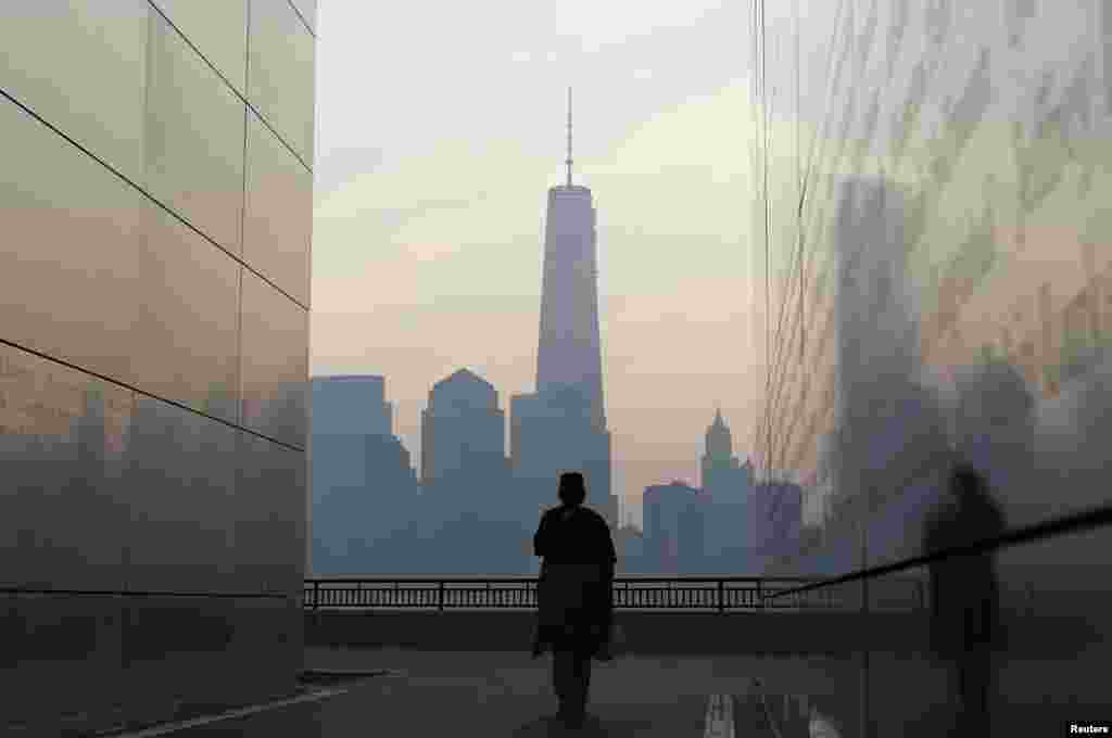Từ bên trong bức tường tưởng niệm "Empty Sky" ở New Jersey nhìn sang hướng bên kia sông là phía nam quận Manhattan của thành phố New York, nơi có tòa tháp đôi bị tấn công khủng bố.