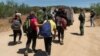 Migrantes suben a un auto para ser transportados a un área de estacionamiento, después de que el presidente estadounidense Joe Biden anunciara un amplio esfuerzo de aplicación de la seguridad fronteriza, en Jacumba Hot Springs, California, Estados Unidos, el 10 de junio de 2024.