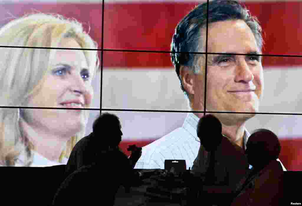 Kurultaya katılanlar Mitt ve Ann Romney'in portresi önünde öğle yemeklerini yerken.