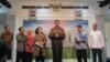 Menkopolhukam Luhut Panjaitan, didampingi para menteri terkait, menjelaskan perkembangan penanganan kebakaran hutan dan lahan di kantor Presiden, Jakarta (23/10). (VOA/Andylala Waluyo)