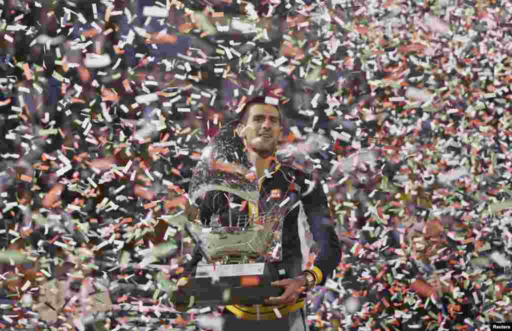 Petenis Serbia Novak Djokovic berpose dengan piala yang diraihnya setelah memenangkan final pertandingan tunggal melawan petenis Ceko Tomas Berdych dalam Kejuaraan Tenis Dubai ATP di Uni Emirat Arab.