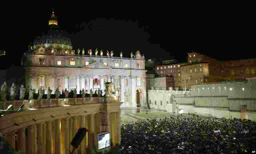 Hàng ngàn tín đồ Công giáo đứng chật Quảng trường thánh Phêrô tại Vatican ngày 13/3/2013.