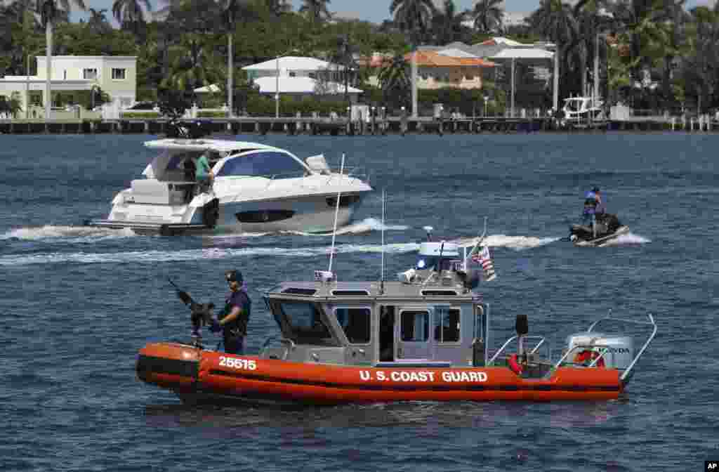 川普總統和家人在海湖莊園居住時,美國海岸警衛隊在莊園旁邊的湖上巡邏(2017年3月19日)