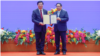 Thủ tướng Chính nhận bằng giáo sư danh dự từ Bí thư Đảng ủy Đại học Thanh Hoa Khứu Dũng