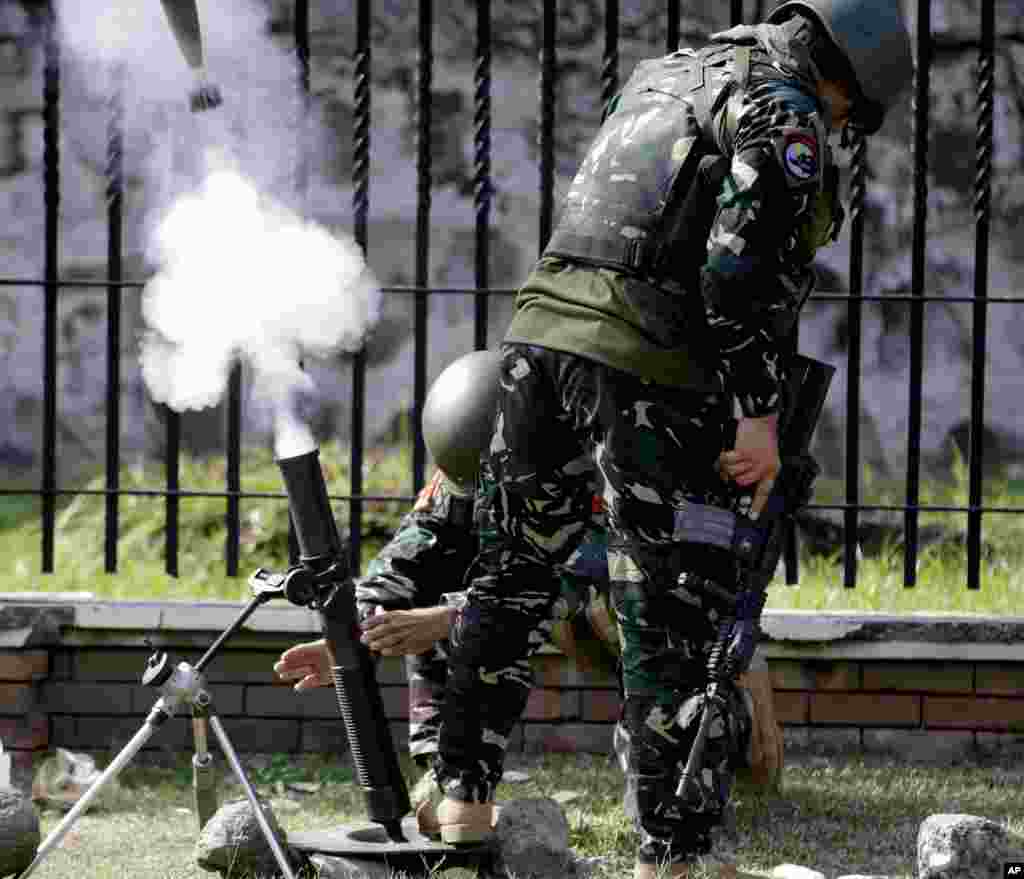 Pasukan pemerintah menembakkan mortir dalam pertempuran baru dengan pemberontak Muslim, yang menyandera beberapa orang, di kota Zamboanga, Filipina selatan (16/9). (AP/Bullit Marquez)