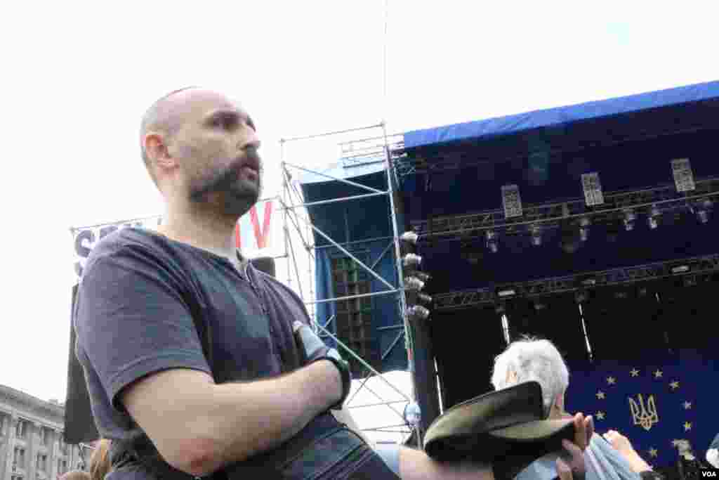 Многие из присутствующих подпевали, когда со сцены Евромайдана прозвучал гимн Украины. Некоторые из них подсчитали, что с момента первых народных протестов в центре Киева прошло 217 дней.