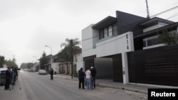 Journalists stand outside the house where Omar Trevino, leader of the Zetas drug cartel, was detained by federal forces in San Pedro Garza, near Monterrey, March 4, 2015. 