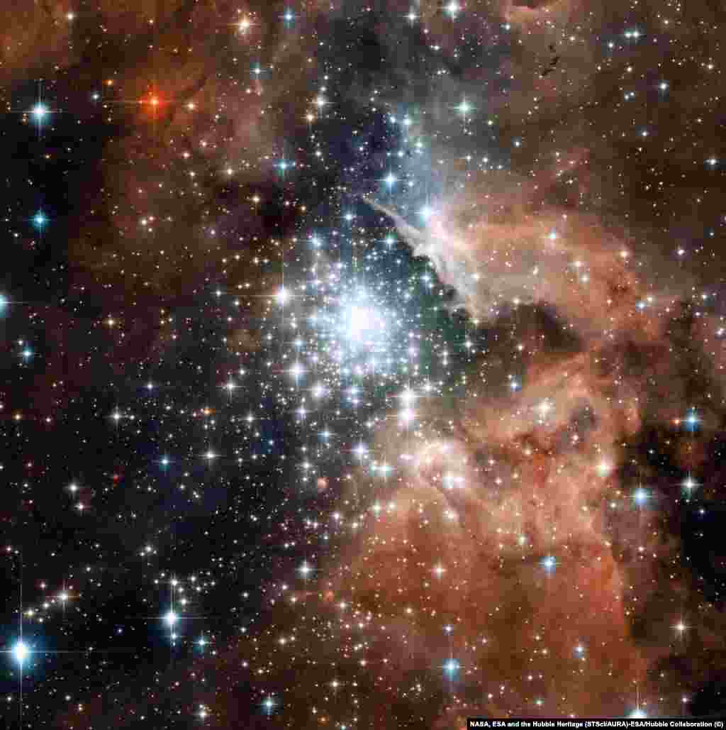 На снимке – рассеянное звездное скопление NGC 3603 в созвездии Киль, одна из крупнейших областей звездообразования в галактике Млечный путь. На фото четко различимы области межзвездного газа и пыли колоссальных размеров, окружающие регион с большой концентрацией массивных звезд (в центре снимка). 