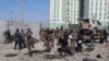 Petugas keamanan Afghanistan menyelidiki lokasi serangan bom di Kabul, Afghanistan, 15 Desember 2020. Serangan bom dan penembakan pada hari Selasa di ibukota Afghanistan, Kabul menewaskan beberapa orang, termasuk wakil gubernur Kabul. (Foto: AP)