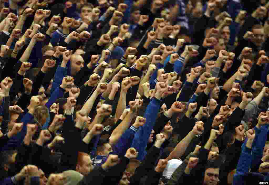 Para pendukung Schalke 04's supporters mengepal-ngepalkan tinju sebelum tim sepak bola divisi pertama Jerman Bundesliga bertanding melawan tim Borussia Dortmund di Gelsenkirchen.