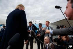 Predsednik Donald Tramp sluša pitanja o nestalom saudijskom novinaru posle sletanja u Sinsinati, 12. oktobra 2018.