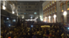 Nekoliko hiljada ljudi okupilo se večeras u centru Beograda na protestu (Foto: Glas Amerike)