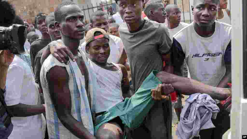 Umwe mu bari mu myiyerekano yakomeretse igihe yariko ahigwa n’igipolisi, ariko afashwa n’abandi muri Komine Buyenzi, ku murwa mukuru w’Uburundi, Bujumbura, ku musi wa kabiri, italiki 26 z’ukwezi kwa gatanu, umwaka w’2015.
