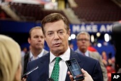 Paul Manafort, tada predsjednik Trumpovog izbornog štaba, razgovara sa novinarima na republikanskog nacionalnoj konvenciji u Clevelendu u julu 2017.