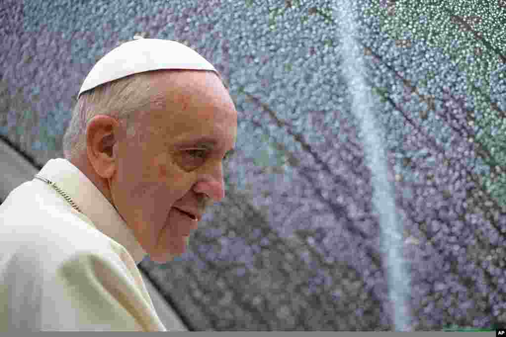 Paus Fransiskus tiba di Basilika St. Francis untuk memimpin misa di Assisi, Italia (4/10). Paus mengambil nama Francis atau Fransiskus dari orang suci abad 13 yang menolak gaya hidup mewah dan merangkul kemiskinan serta "memperbaiki rumah Tuhan." (AP/Filippo Monteforte)