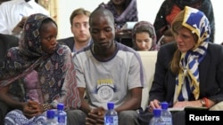 Đại sứ Mỹ tại LHQ Samantha Power gặp gỡ những người sống sót sau khi nhiễm Ebola Fanta Oulen Camara, 24 tuổi, (trái) và Tiến sĩ Oulare Bakary, 30 (giữa) tại Conakry, Guinea ngày 26 tháng 10, 2014. 