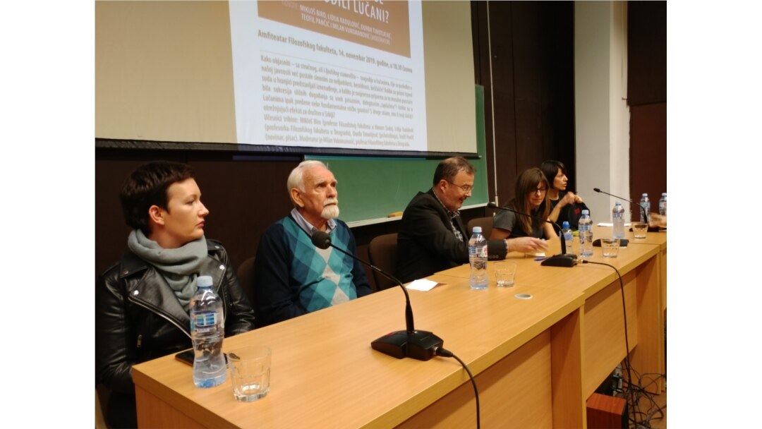 Profesor Mikloš Biro, profesorka Lidija Radulović, psihološkinja Đurđa Timotijević i novinarka Jovana Gligorijević na trbini "Kako su nam se dogodili Lučani?" u sklopu serijala "Nije filozofski ćutati", na Filozofskom fakultetu u Beogradu, 14. novembra 2019. (Foto: Veljko Popović, VOA)