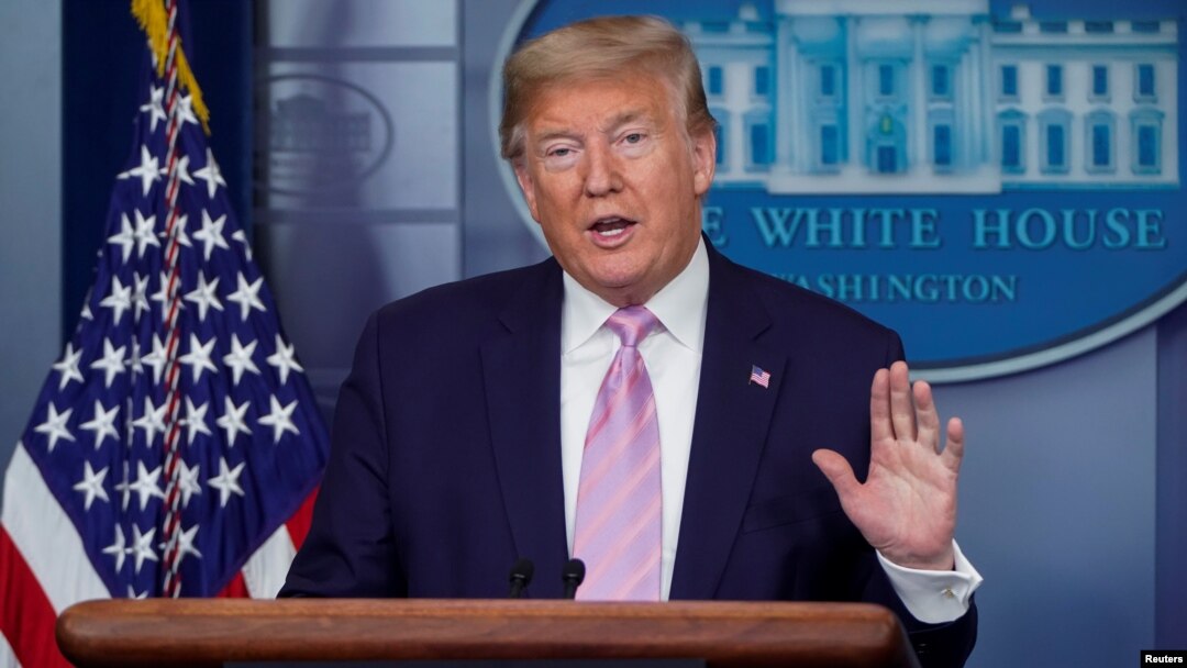 Donald Tramp na redovnoj konferenciji za novinare o koronavirusu u Beloj kući
