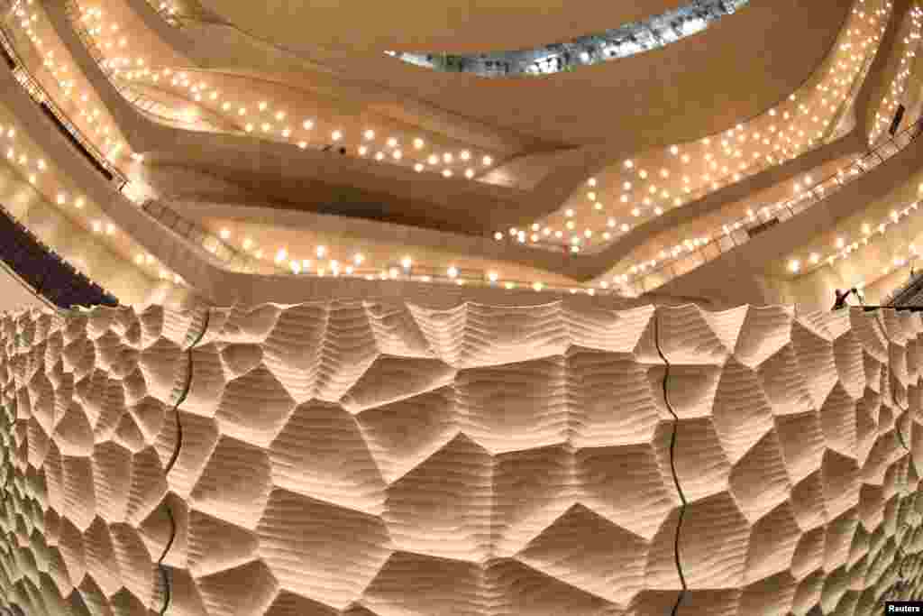 Dinding berdesain khusus untuk akustik optimal tampak di “Balai Konser Raya” dari Elbphilharmonie (Balai Philharmoni) selama kunjungan wartawan. Hamburg, Jerman.