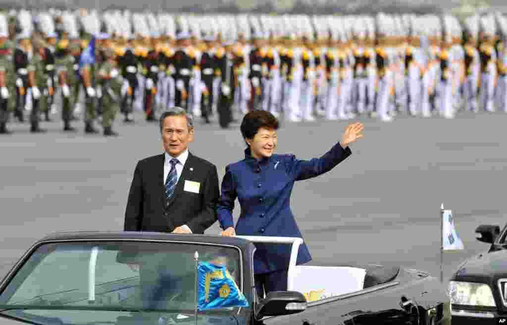 Presiden Korea Selatan Park Geun-hye menginspeksi pasukan didampingi Menteri Pertahanan Kim Kwan-jin dalam upacara peringatan hari jadi ke-65 pasukan bersenjata Korea Selatan di Seongnam (1/10). (AP/Jung Yeon-je, Pool)