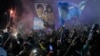 Fanáticos esperan la llegada de algunos de los jugadores argentinos para darles la bienvenida a casa después de ganar la Copa América de fútbol un día antes, Buenos Aires, Argentina, el 15 de julio de 2024.