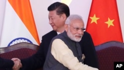 參加在印度舉行的金磚峰會的中、印領導人與其他成員國領導人握手。（2016年10月16日）