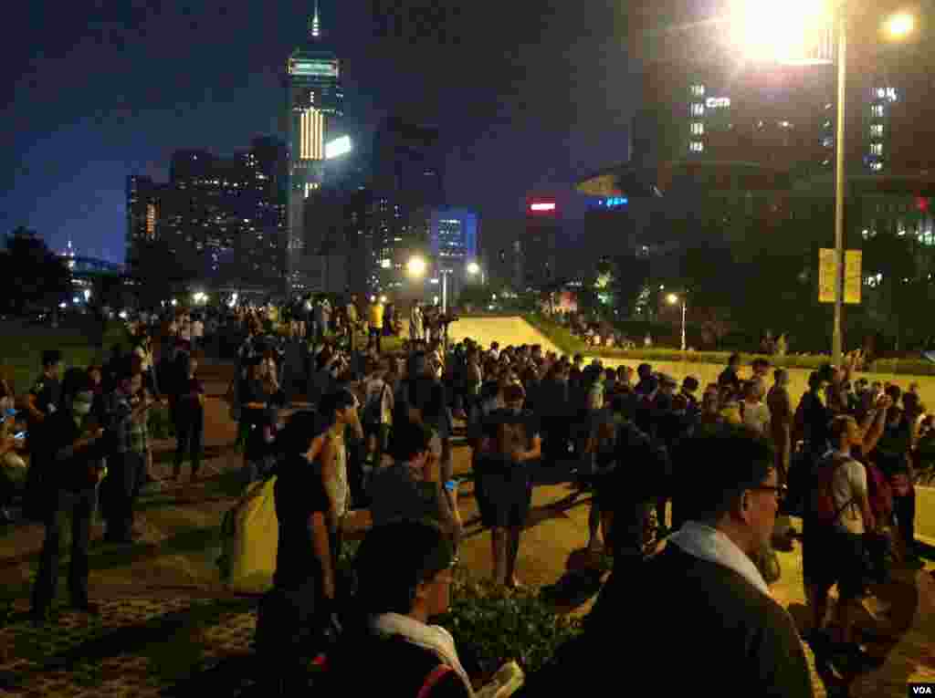 10月14日晚數以百計的香港示威群眾和警察對峙,警方驅之不散(美國之音海彥拍攝)