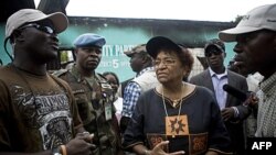 Tổng thống Liberia Ellen Johnson Sirleaf (giữa) à một nhà kinh tế tốt nghiệp trường đại học Harvard, và từng làm bộ trưởng tài chính làm việc cho Ngân hàng Thế giới, Citibank và Chương trình Phát triển của Liên Hiệp Quốc. Bà cũng vừa được trao giải Nobel