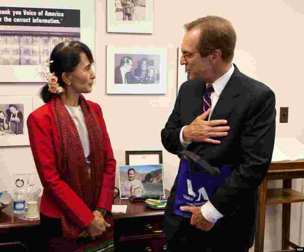 Bà Aung San Suu Kyi nói chuyện với Giám đốc VOA David Ensor. (Alison Klein / VOA)