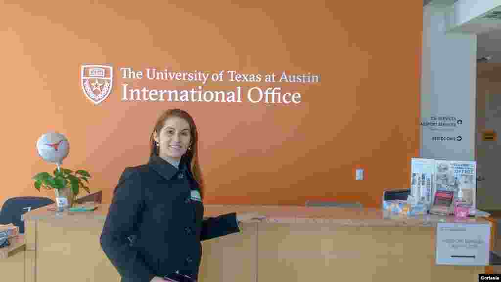 Entre os professores selecionados para participar do Programa de Desenvolvimento para Professores de Língua Inglesa (PDPI) estava Aline Goulart Corrêa, de 32 anos. Corrêa é formada em Letras Português/Inglês, e dá aulas na rede pública de ensino municipal e particular de Tubarão, Santa Catarina, Brasil. 