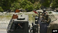 印度軍隊士兵駕駛軍車行駛在通往中印邊境加勒萬河谷的道路上。